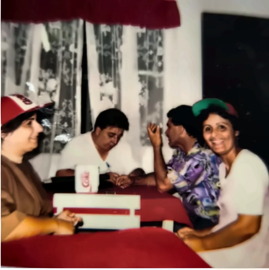 Seu Remi e Dona Cida com os tios à mesa do restaurante, em 1994